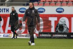 2.BL; 1. FC Heidenheim - FC Ingolstadt 04; Niederlage, hängende Köpfe Cheftrainer Rüdiger Rehm (FCI) geht auf den Platz