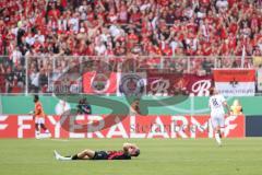 DFB-Pokal; FC Ingolstadt 04 - 1. FC Kaiserslautern; Dennis Borkowski (7, FCI) am Boden, hinten Mause Jannik (18 FCK)