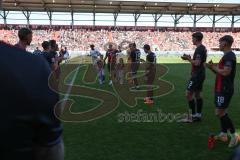 3. Liga - Saison 2024/25 - FC Ingolstadt 04 - SV Wehen Wiesbaden - Pascal Testroet (Nr.37 - FCI) wird ausgewechselt - Die Mannschaft bildet einen Spalier - Foto: Meyer Jürgen