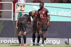 3. Liga; FC Ingolstadt 04 - Hallescher FC; Tor Jubel Treffer Marcel Costly (22, FCI) Daouda Beleme (9, FCI) Jannik Mause (7, FCI) geben sich die Hand, Verneigung