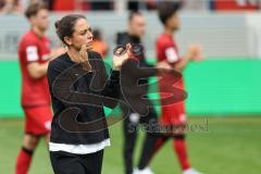 3. Liga; FC Ingolstadt 04 - SSV Jahn Regensburg; Spiel ist aus, Unentschieden Remis 1:1 Enttäuschung Cheftrainerin Sabrina Wittmann (FCI) Spieler bedanken sich bei den Fans