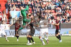 3. Liga; FC Ingolstadt 04 - SC Verl; Ecke Torwart Schulze Philipp (1 SCV) fängt sicher vor Yannick Deichmann (20, FCI) Mladen Cvjetinovic (19, FCI) Gruber Fabio (2 SCV)