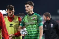 3. Liga; SC Verl - FC Ingolstadt 04; Torwart Markus Ponath (1, FCI) Handverletzung geht vom Platzt mit Mads Borchers (9, FCI)