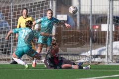 2. Bundesliga Frauen - Saison 2025/26 - FC Ingolstadt 04 Frauen - VFR SW Warbeyen  - Leonie Hein (Nr.17 - FC Ingolstadt Frauen I) verletzt am Boden und muss mit Rettungswagen abtransportiert - Howard Hayley Ann grün Warbeyen - Foto: Meyer Jürgen