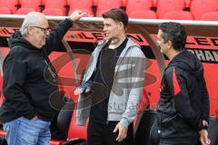 3. Liga; FC Ingolstadt 04 - SSV Ulm; Vorsitzender des Vorstandes Peter Jackwerth (FCI) mit Torwart Markus Ponath (1, FCI) (arm gebrochen)