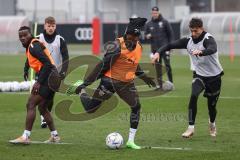 3. Liga; FC Ingolstadt 04 - Trainingsauftakt Winterpause; Hans Nunoo Sarpei (18 FCI) Moussa Doumbouya (27, FCI) Arian Llugiqi (25, FCI)