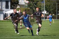 Kreisliga - Saison 2026/27 - SV Hundszell - SV Menning - Moritz Faigle re schwarz Menning  - Lukas Conradi blau Hundszell - Hermann Zagler schwarz Menning  links Foto: Meyer Jürgen