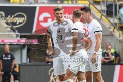 3. Liga; SG Dynamo Dresden - FC Ingolstadt 04; Freistoß Absprache Benjamin Kanuric (8, FCI) Simon Lorenz (32, FCI) Ryan Malone (16, FCI)