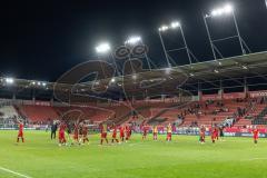 3. Liga; FC Ingolstadt 04 - Erzgebirge Aue; Spiel ist aus, Niederlage, hängende Köpfe 3:5; Spieler bedanken sich bei den Fans