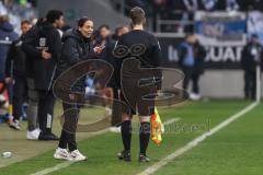 3. Liga; FC Ingolstadt 04 - TSV 1860 München; Cheftrainerin Sabrina Wittmann (FCI) diskutiert beschwert sich bei Schiedsrichter