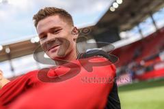 3. Liga; FC Ingolstadt 04 - FC Hansa Rostock; Sieg Jubel Freude 2:1, Spieler bedanken sich bei den Fans Sebastian Grönning (11, FCI)