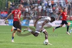 3. Liga; SpVgg Unterhaching - FC Ingolstadt 04; Zweikampf Kampf um den Ball Bryang Kayo (48, FCI) Winklbauer Thomas (11 SpVgg)