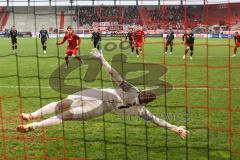 3. Liga; FC Ingolstadt 04 - Rot-Weiss Essen; Elfmeter Tor Jubel Treffer Dennis Kaygin (10, FCI) Torwart Golz Jakob (1 RWE) 1:2