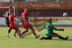 Kreispokal - Saison 2025/26- SV Eitensheim- TSV Gaimersheim  - Mathias Ernst rot Eitensheim - Domenic Raimann schwarz Gaimersheim - Florian Trini rot #4 Eitensheim - Lukas Strasser Torwart Eitensheim - Foto: Meyer Jürgen