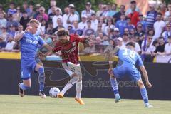 Toto-Pokal; Finale; FV Illertissen - FC Ingolstadt 04; Zweikampf Kampf um den Ball Hawkins Jalen (20 FCI) Frisorger Kevin (13 FVI) Gölz Marco (18 FVI)