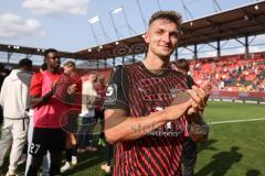 3. Liga; FC Ingolstadt 04 - SSV Ulm 1846; Sieg Jubel Freude Spieler bedanken sich bei den Fans Julian Kügel (31, FCI)