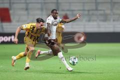 3. Liga; FC Ingolstadt 04 - Alemannia Aachen; Zweikampf Kampf um den Ball Joseph Ganda (16, FCI) Petros Bagalianis (2 AA)