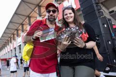 Saisoneröffnung; 3. Liga; FC Ingolstadt 04 am Audi Sportpark; Autogrammstunde nach der Vorstellung, Fans mit den Autogrammkarten