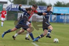 Kreisliga - Saison 2025/26- SV Hundszell - TV Münchsmünster - Maximilian Anthofer blau Münchsmünster rechts - Lukas Konradi rot Hundszell - Johannes Artmeier blau Münchsmünster links - Foto: Meyer Jürgen