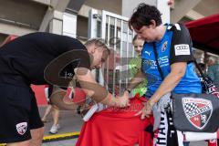 Saisoneröffnung; 3. Liga; FC Ingolstadt 04 am Audi Sportpark; Autogrammstunde nach der Vorstellung, Torwart Marius Funk (1, FCI)