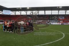3.Liga - Saison 2022/2023 - FC Ingolstadt 04 -  - FC Freiburg II - Die Mannschaft bildet einen Kreis nach dem Spiel - Enttäuscht - Spruchband - Choreo - Fans - Banner - Foto: Meyer Jürgen