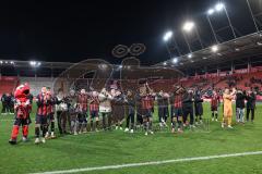 3. Liga; FC Ingolstadt 04 - Energie Cottbus; nach dem Spiel , Unentschieden 1:1, Spieler bedanken sich bei den Fans