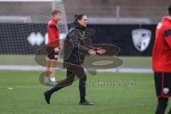 3. Liga; FC Ingolstadt 04 - Trainingsauftakt nach Winterpause; Cheftrainerin Sabrina Wittmann (FCI) energisch im Regen