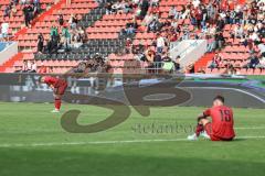 3. Liga; FC Ingolstadt 04 - 1. FC Schweinfurt 05; Spiel ist aus, Niederlage, hängende Köpfe 2:3 Simon Lorenz (32, FCI) Jonas Scholz (15, FCI) am Boden