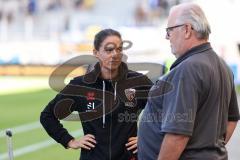 3. Liga; 1. FC Saarbrücken - FC Ingolstadt 04 - vor dem Spiel Vorsitzender des Vorstandes Peter Jackwerth (FCI) mit Cheftrainerin Sabrina Wittmann (FCI) lachen gute Stimmung