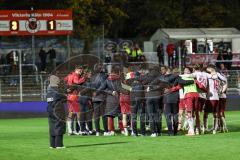 3. Liga; FC Viktoria Köln - FC Ingolstadt 04; Niederlage, hängende Köpfe Besprechung vor den Fans am Platz