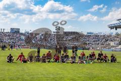 3. Liga; TSV 1860 München - FC Ingolstadt 04; Sieg Jubel Freude Spieler bedanken sich bei den Fans. Team sitzt vor den singenden Fans bis sie aufspringen