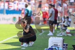 3. Liga; SpVgg Unterhaching - FC Ingolstadt 04; Cheftrainerin Sabrina Wittmann (FCI) an der Seitenlinie, Spielerbank