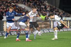 3. Liga; Arminia Bielefeld - FC Ingolstadt 04; Zweikampf Kampf um den Ball Mladen Cvjetinovic (19, FCI) Kania Julian (7 AB) Oppie Louis (4 AB) Lukas Fröde (34, FCI)