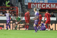 3. Liga; VfL Osnabrück - FC Ingolstadt 04; Torwart Kai Eisele (25, FCI) fängt den Ball Schumacher Kevin (13 VFL) Wiemann Niklas (25 VFL) Yannick Deichmann (20, FCI) Max Besuschkow (17, FCI) Kopacz David (29 VFL) Torchance verpasst