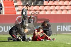 3. Liga; FC Ingolstadt 04 - 1. FC Saarbrücken; verletzt Nase Yannick Deichmann (20, FCI) am Boden Torwart Menzel Phillip (13 FCS) bei ihm