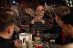 3. Liga; FC Ingolstadt 04 - Fantreffen im Sport-Treff Senners Alm, volles Haus; Cheftrainerin Sabrina Wittmann (FCI) inmitten der anwesenden Spieler