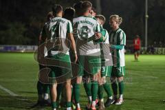 Landesliga - Saison 2025/26 - SV Manching - TSV Aindling - Luca Bienek (Nr.16 - SV Manching) legt den Ball auf zum 2:0 Führungstreffer durch Sebastian Graßl (Nr.10 - SV Manching)  - jubel - Rainer Meisinger (Nr.8 - SV Manching) - Fabian  Neumayer (Nr.9 - 