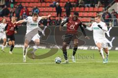 3. Liga; FC Ingolstadt 04 - Erzgebirge Aue; Torchance Zweikampf Kampf um den Ball Daouda Beleme (9, FCI) Vukancic Niko (4 Aue) Barylla Anthony (23 Aue)