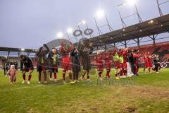 3. Liga; FC Ingolstadt 04 - TSG Hoffenheim II; Sieg Jubel Freude 3:2 Spieler bedanken sich bei den Fans Tanz Laola
