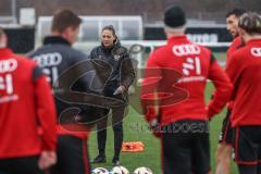 3. Liga; FC Ingolstadt 04 - Trainingsauftakt nach Winterpause; Cheftrainerin Sabrina Wittmann (FCI) Besprechung Erklärung Team Kreis