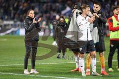 3. Liga; Arminia Bielefeld - FC Ingolstadt 04; Niederlage, hängende Köpfe Spieler bedanken sich bei den Fans Torwart Simon Simoni (41, FCI) gibt Simon Lorenz (32, FCI) die Jacke, Cheftrainerin Sabrina Wittmann (FCI)