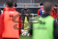 3. Liga; FC Ingolstadt 04 - Trainingsauftakt nach Winterpause; Cheftrainerin Sabrina Wittmann (FCI) erklärt die Übungen