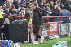 3. Liga; SC Verl - FC Ingolstadt 04; Cheftrainerin Sabrina Wittmann (FCI) unzufrieden an der Seitenlinie, Spielerbank
