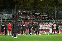 3. Liga; FC Viktoria Köln - FC Ingolstadt 04; Niederlage, hängende Köpfe Spieler bedanken sich bei den mitgereisten Fans