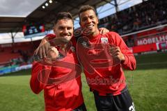 3. Liga; FC Ingolstadt 04 - FC Hansa Rostock; Sieg Jubel Freude 2:1, Spieler bedanken sich bei den Fans Pascal Testroet (37, FCI) Marcel Costly (22, FCI)