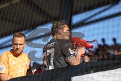 3. Liga - Saison 2024/25 - FC Ingolstadt 04 - SV Wehen Wiesbaden - Das Spiel ist aus - Banner - Choreo -- Pascal Testroet (Nr.37 - FCI)  - Torwart Marius  Funk (Nr.1 - FCI)auf den weg zu den Fans Foto: Meyer Jürgen