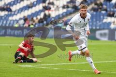 3. Liga; Hannover 96 II - FC Ingolstadt 04; Zweikampf Kampf um den Ball Torchance Benjamin Kanuric (8, FCI) Wallner Lukas (44 H96) Tor Jubel Treffer