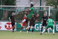 Bezirksliga - Saison 2025/26 - FC Gerolfing - VFR Garching - Mamadou Diallo grün Gerolfing -Korbinian Dietrich Torwart Garching Foto: Meyer Jürgen