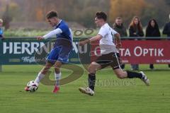 Kreisliga - Saison 2024/25- SV Hundszell - SV Menning -  - Simon Wolfsfellner blau Menning - Leon Drees weiss Hundszell - Foto: Meyer Jürgen