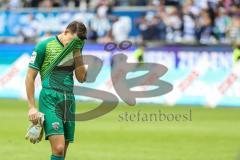 3. Liga; MSV Duisburg - FC Ingolstadt 04; Niederlage, hängende Köpfe 2:1, Spieler bedanken sich bei den mitgereisten Fans.Wischt sich das Gesicht ab Torwart Markus Ponath (1, FCI)